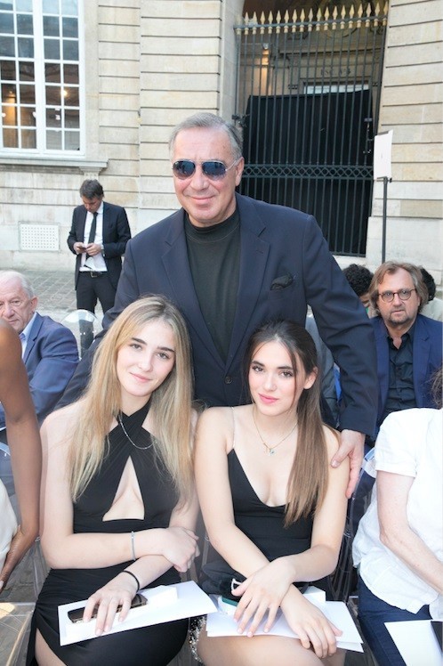 Ο Νίκος Τσάκος με τις κόρες του