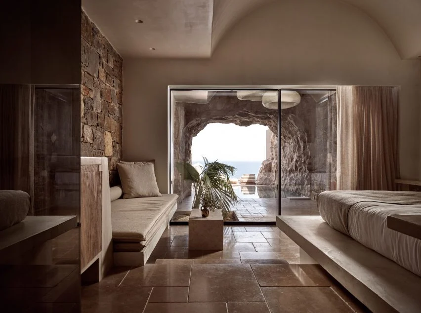 Οι Cave Suites του ξενοδοχείου είναι λαξευμένες στην πλαγιά του βράχου