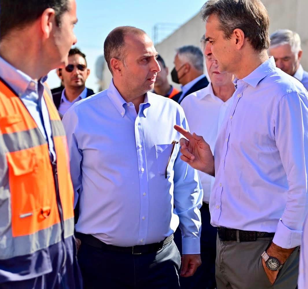 Ο πρωθυπουργός Κυριάκος Μητσοτάκης συνομιλεί με τον υφυπουργό Υποδομών Γιώργο Καραγιάννη, επιθεωρώντας έργα στην Ανατολικη΄Αττική
