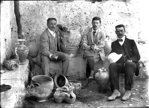 Ο Άρθουρ Έβανς (πρώτος από αριστερά) με ευρήματα των ανασκαφών στην Κνωσό