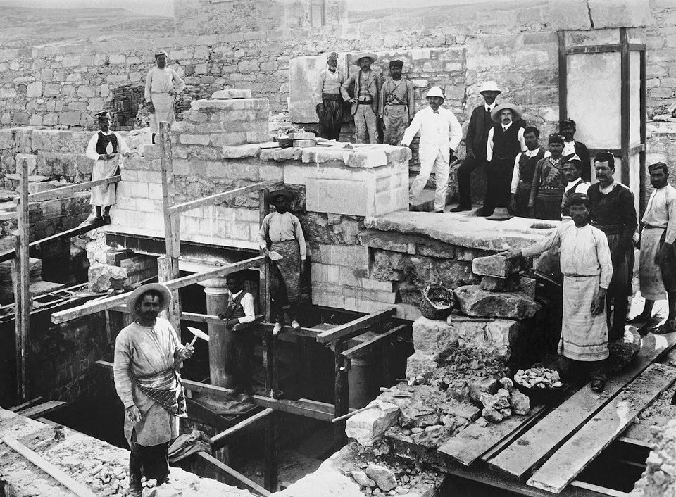 Ο Άρθουρ Έβανς (με λευκό κοστούμι) στην ανασκαφή της Κνωσού ενώ επιθεωρεί τα έργα συντήρησης