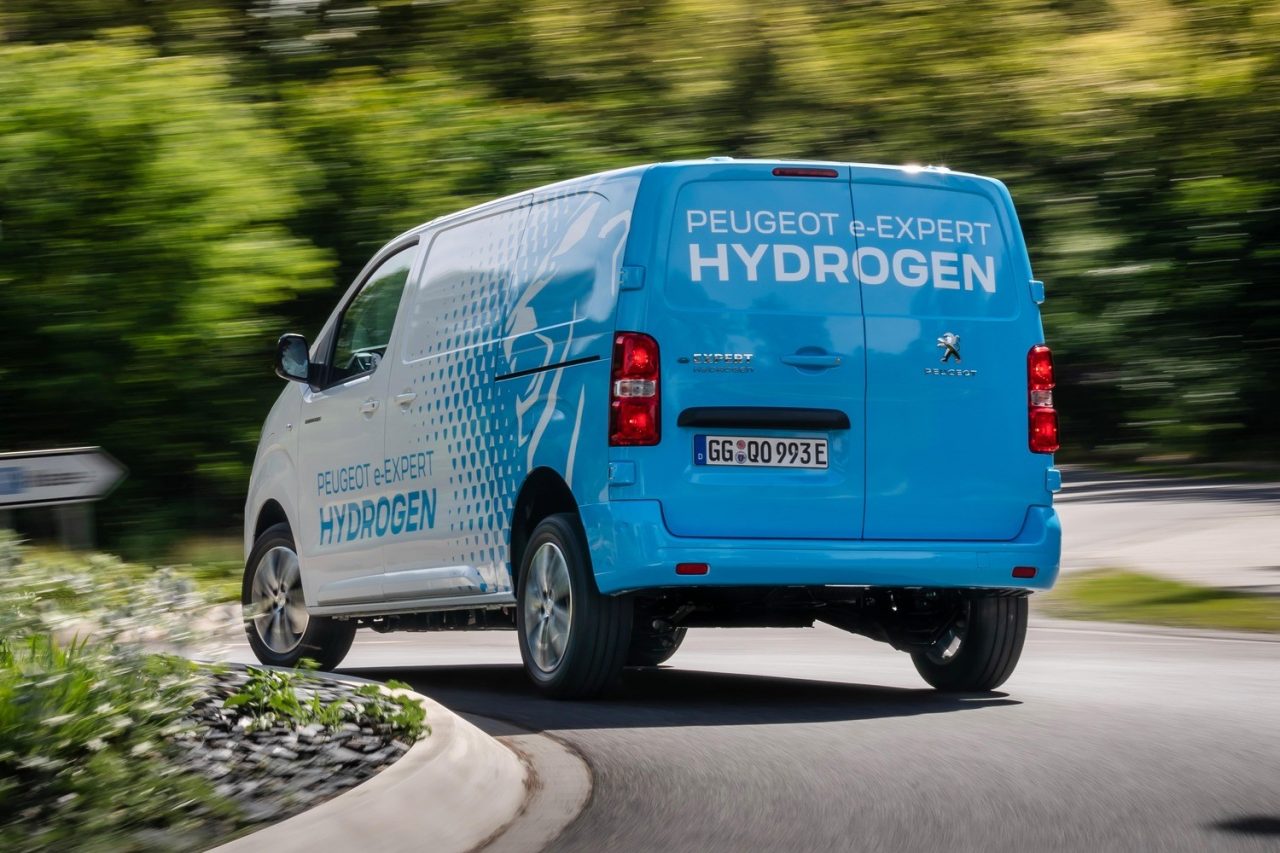 Tο Peugeot e-Expert Hydrogen είναι ηλεκτροκίνητο με μηδενικές εκπομπές ρύπων και ανεφοδιάζεται με υδρογόνο.