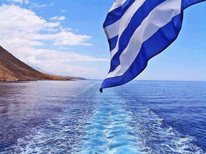 ελληνική σημαία στη θάλασσα