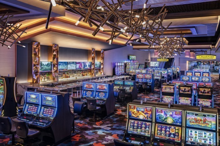 Μηχανήματα τυχερών παιχνιδιών στο καζίνο Palms