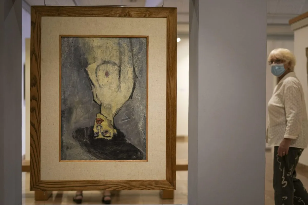 Ο πίνακας του Μοντιλιάνι «Γυμνή με ένα καπέλο», τοποθετημένος ανάποδα ώστε να διακρίνονται τα άλλα σχέδια