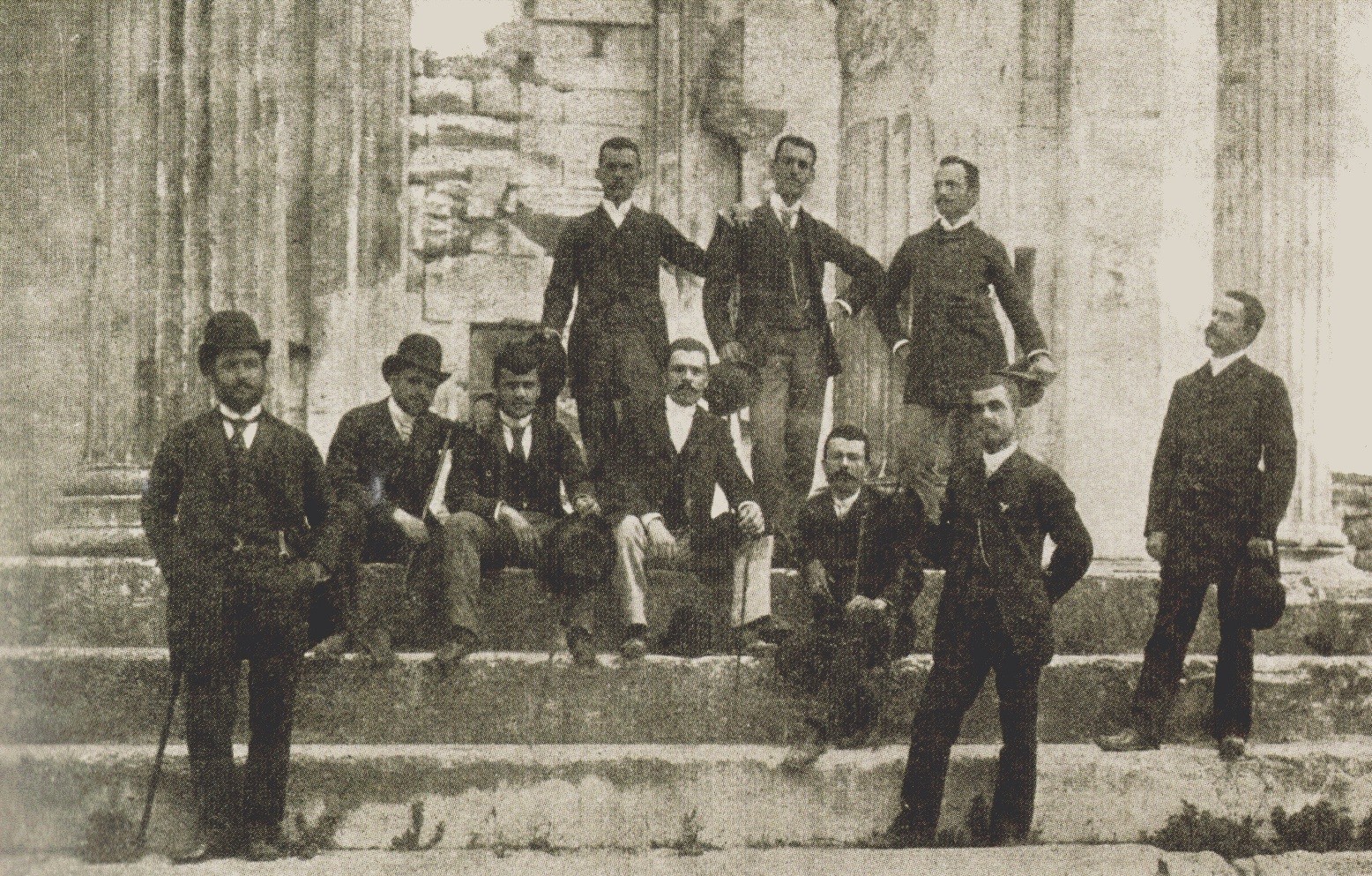 Οι πρώτοι διπλωματούχοι της Σχολής Πολιτικών Μηχανικών μπροστά στο Ερεχθείο το 1890