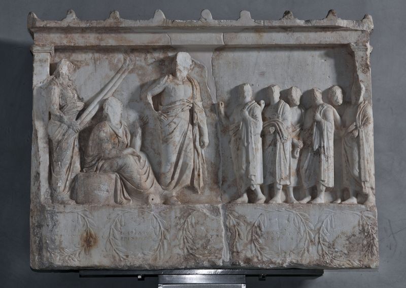 Το ανάγλυφο των ιατρών (350-300 π.Χ.) Ο Ασκληπιός έχοντας δίπλα του την Δήμητρα και την Περσεφόνη. Από το Ασκληπιείο Αθήνας, Μουσείο Ακρόπολης