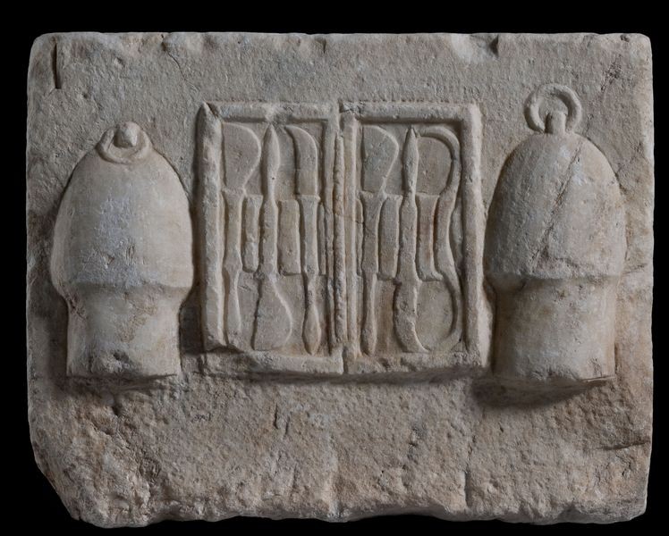 Βάση αφιερώματος με ανάγλυφα ιατρικά εργαλεία (320 π.Χ.) Από το Ασκληπιείο Αθήνας, Μουσείο Ακρόπολης
