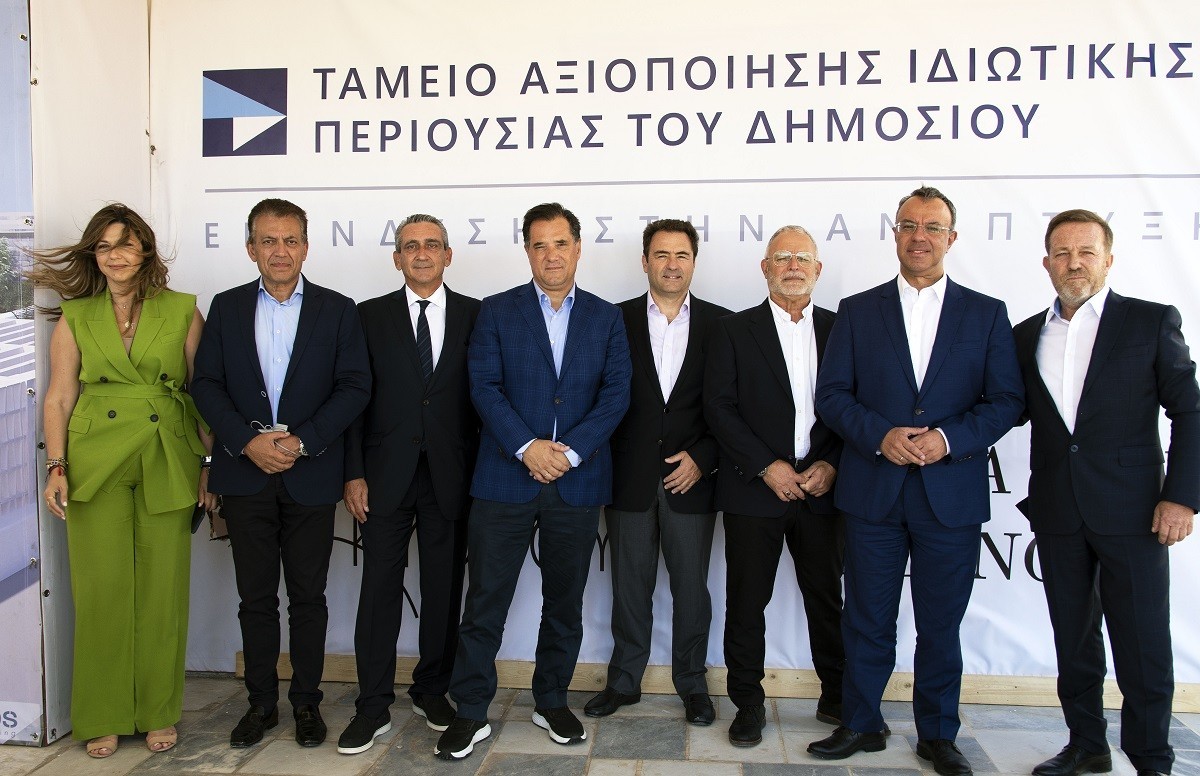 (από αριστερά προς τα δεξιά): H Υφυπουργός Τουρισμού, Σοφία Ζαχαράκη, ο Βουλευτής Κυκλάδων, Γιάννης Βρούτσης, ο Περιφερειάρχης Νοτίου Αιγαίου, Γιώργος Χατζημάρκος, ο Υπουργός Ανάπτυξης και Επενδύσεων, Άδωνις Γεωργιάδης, ο Διευθύνων Σύμβουλος του ΤΑΙΠΕΔ, Δημήτρης Πολίτης, ο επενδυτής, Avraham Ravid, ο Υπουργός Οικονομικών, Χρήστος Σταϊκούρας, ο Δήμαρχος Κύθνου, Σταμάτης Γαρδέρης.