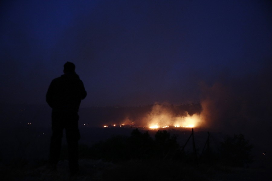 Άνδρας κοιτάει φωτιά που βρίσκεται σε εξέλιξη στο Νταού Πεντέλης,Τρίτη 19 Ιουλίου 2022.