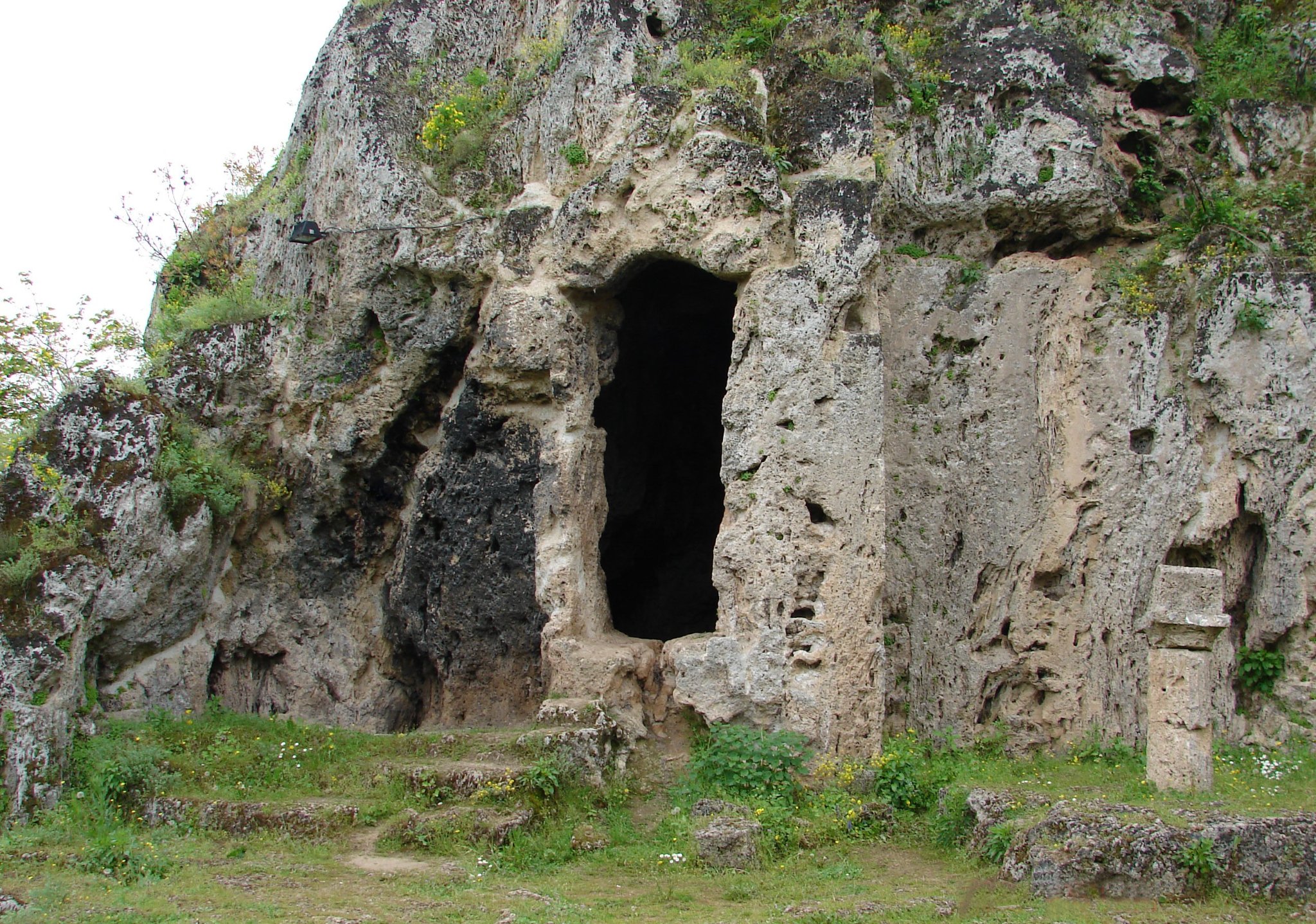 Το αρχαίο λατομείο στα Ισβόρια και η πρώτη σπηλιά του Νυμφαίου με την διαμορφωμένη είσοδο