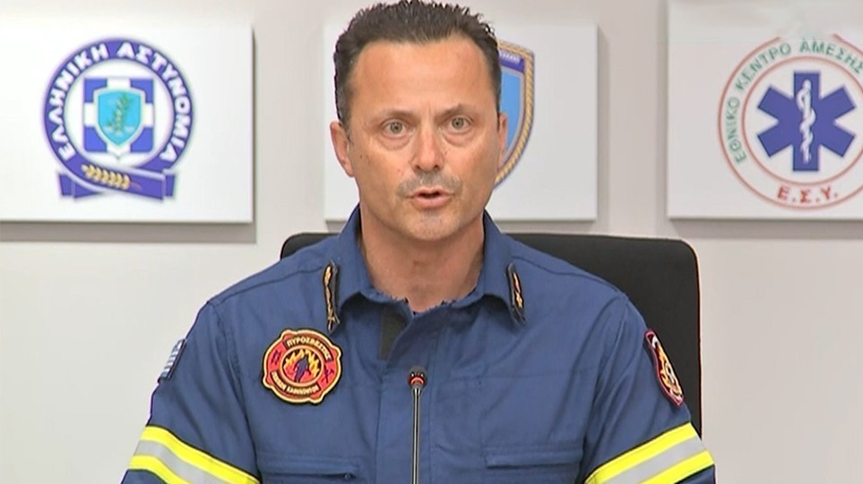 Ο Γιάννης Αρτοποιός, εκπρόσωπος της Πυροσβεστικής, κατά την ενημέρωση για την εξέλιξη πυρκαγιών