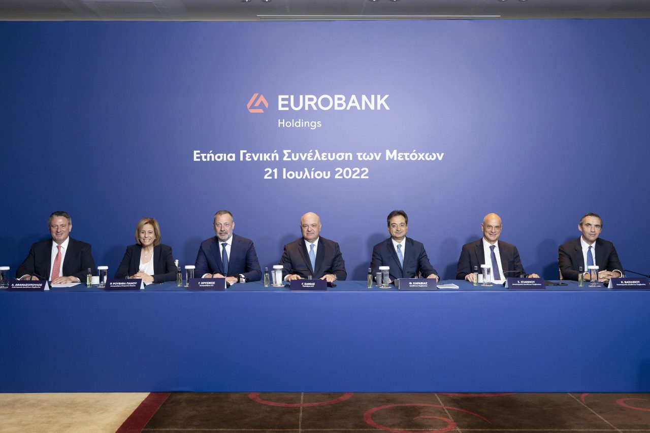 Από αριστερά προς τα δεξιά: ο κ. Ανδρέας Αθανασόπουλος, Αναπληρωτής Διευθύνων Σύμβουλος της Eurobank, η κα. Ρ. Ρουβιθία Πάνου, Αντιπρόεδρος Επιτροπής Ελέγχου της Eurobank, ο κ. Γεώργιος Χρυσικός, Αντιπρόεδρος Διοικητικού Συμβουλίου της Eurobank, ο κ. Γεώργιος Ζανιάς, Προέδρος Διοικητικού Συμβουλίου της Eurobank, ο κ. Φωκίων Καραβίας, Διευθύνων Σύμβουλος της Eurobank, ο κ. Σταύρος Ιωάννου, Αναπληρωτής Διευθύνων Σύμβουλος της Eurobank και ο κ. Κωνσταντίνος Βασιλείου, Αναπληρωτής Διευθύνων Σύμβουλος της Eurobank
