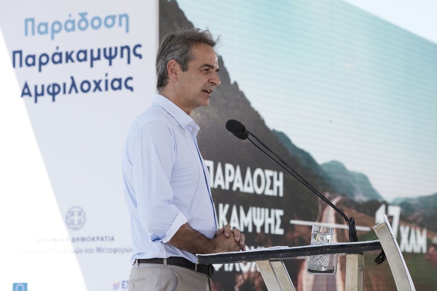 Ο πρωθυπουργός Κυριάκος Μητσοτάκης μιλάει στην εκδήλωση για την παράδοση της παράκαμψης Αμφιλοχίας στον αυτοκινητόδρομο της Αμβρακίας Οδού που συνδέει την Ιόνια Οδό με το Άκτιο και τη Λευκάδα