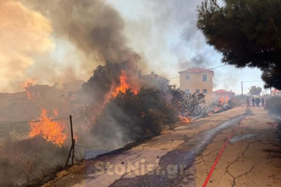 Μυτιλήνη: Μεγάλη φωτιά στα Βατερά – Καίγονται σπίτια