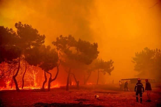 Λέσβος: Μαίνεται η φωτιά στα Βατερά, μάχες σε ακόμα δύο μέτωπα – Ενισχύονται οι δυνάμεις πυρόσβεσης, απεγκλωβισμοί πολιτών από το Λιμενικό