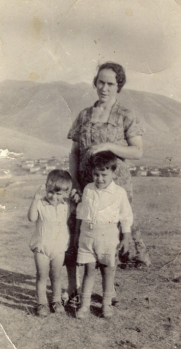 Η Αλεξάνδρα Παπαγεωργίου με τους γιους της Νίκο και Λεωνίδα, λίγα χρόνια πριν από τον πόλεμο του ’40