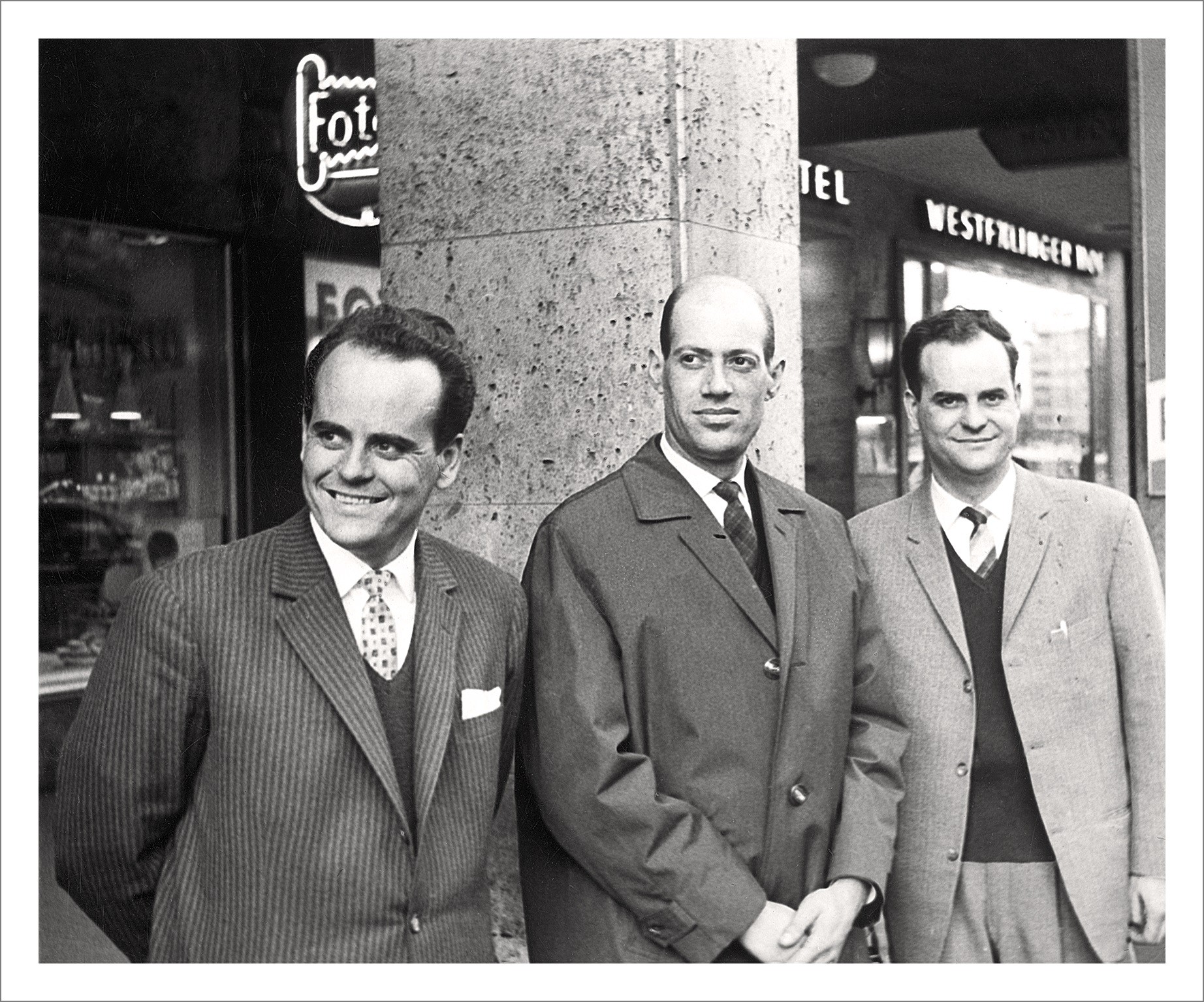 Ο Νικόλαος Παπαγεωργίου (αριστερά), ο  γουνέμπορος Θεόδωρος Γραμμένος και ο Λεωνίδας Παπαγεωργίου (δεξιά) στην Φρανκφούρτη κατά τη δεκαετία του '60