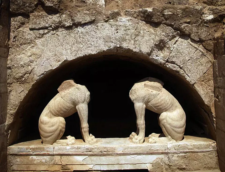 Οι δύο Σφίγγες, φύλακες του τάφου της Αμφίπολης