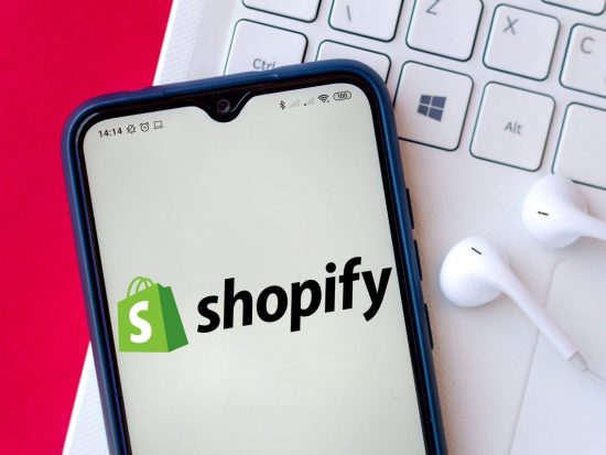 Shopify: «Βουτιά»16% για τη μετοχή λόγω των απολύσεων που ανακοινώθηκαν