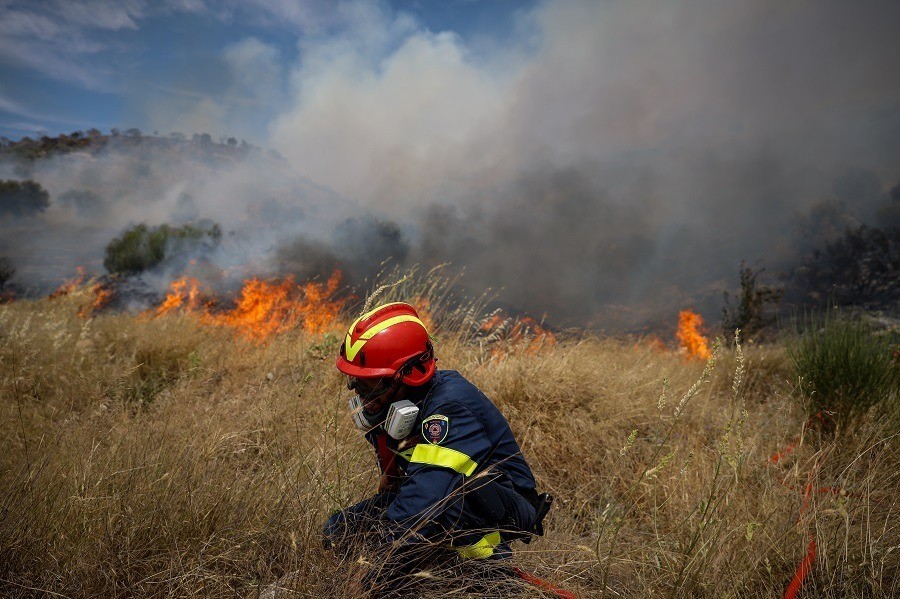 Πυροσβέστης επιχειρεί στην κατάσβεση φωτιάς σε δασική έκταση, φωτογραφία αρχείου