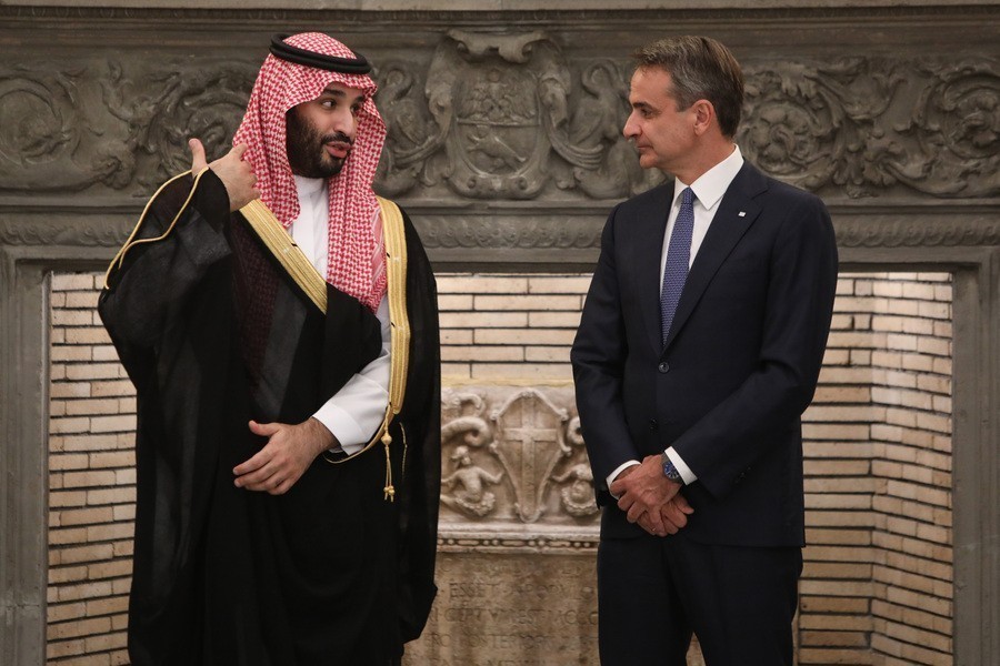 Ο πρωθυπουργός Κυριάκος Μητσοτάκης συνομιλεί με τον Πρίγκιπα Διάδοχο του Βασιλείου της Σαουδικής Αραβίας, Mohammed Bin Salman Bin Abdulaziz Al-Saud