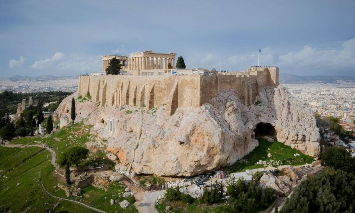 Η Ακρόπολη με τα τείχη της και κάτω δεξιά η σπηλιά της Αγλαύρου