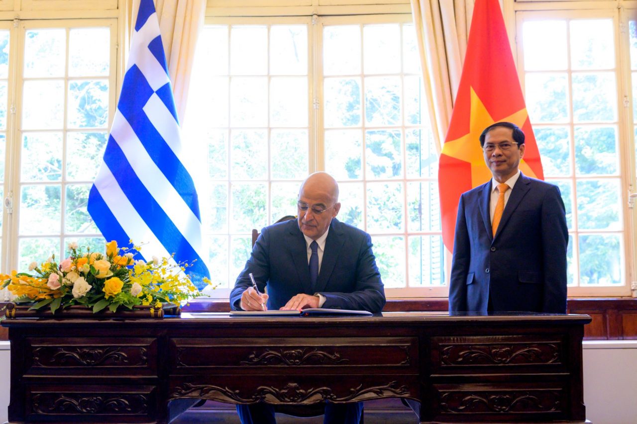 Ο υπουργός Εξωτερικών της Ελλάδας, Νίκος Δένδιας και ο υπουργός Εξωτερικών του Βιετνάμ, Μπουί Θαν Σον