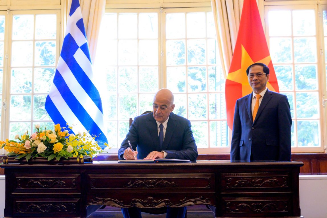 Συνάντηση Δένδια με τον ΥΠΕΞ του Βιετνάμ στο Ανόι: Κοινή προσήλωση στο Διεθνές Δίκαιο