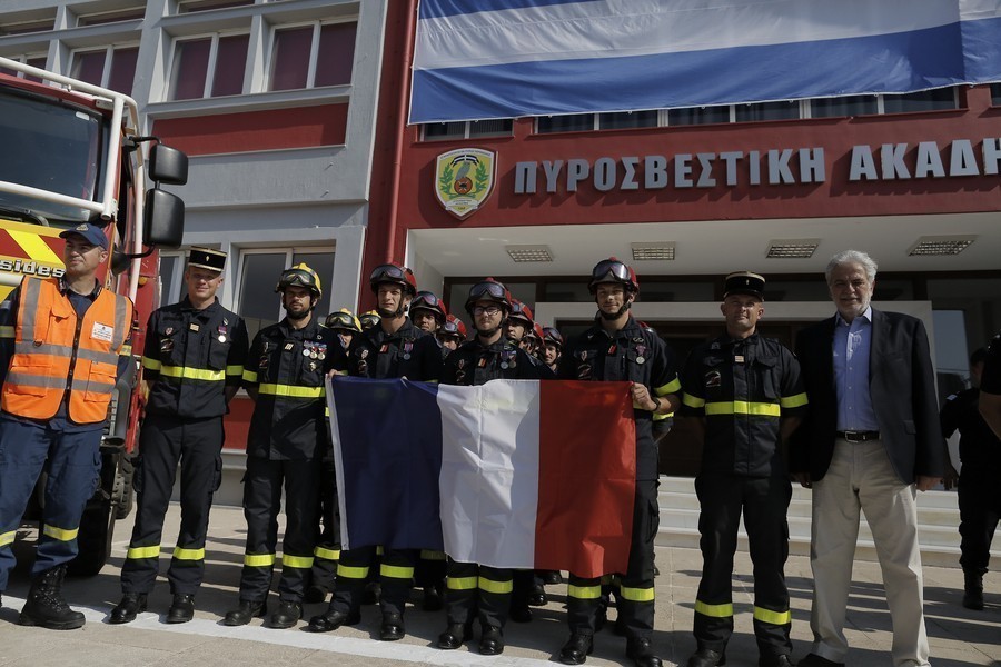 Ο υπουργός Κλιματικής Κρίσης και Πολιτικής Προστασίας Χρήστος Στυλιανίδης φωτογραφίζεται ανάμεσα σε Γάλλους και Ρουμάνους πυροσβέστες, κατά τη διάρκεια τελετής για την υποδοχή των Γάλλων πυροσβεστών που ήρθαν για να συνδράμουν τους Έλληνες συναδέλφους τους στην Πυροσβεστική Ακαδημία, Αθήνα, Δευτέρα 1 Αυγούστου 2022. ΑΠΕ-ΜΠΕ/ΚΩΣΤΑΣ ΤΣΙΡΩΝΗΣ