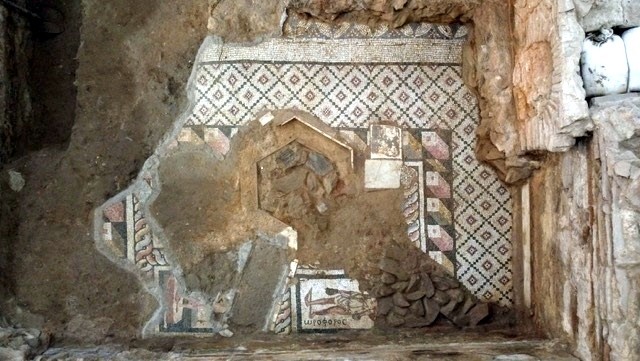 Ψηφιδωτό δάπεδο λουτρικού συγκροτήματος με παράσταση ανδρικής μορφής και επιγραφή «ΩΡΟΦΟΡΟC» (2ος – 3ος αιώνας μ.Χ.).