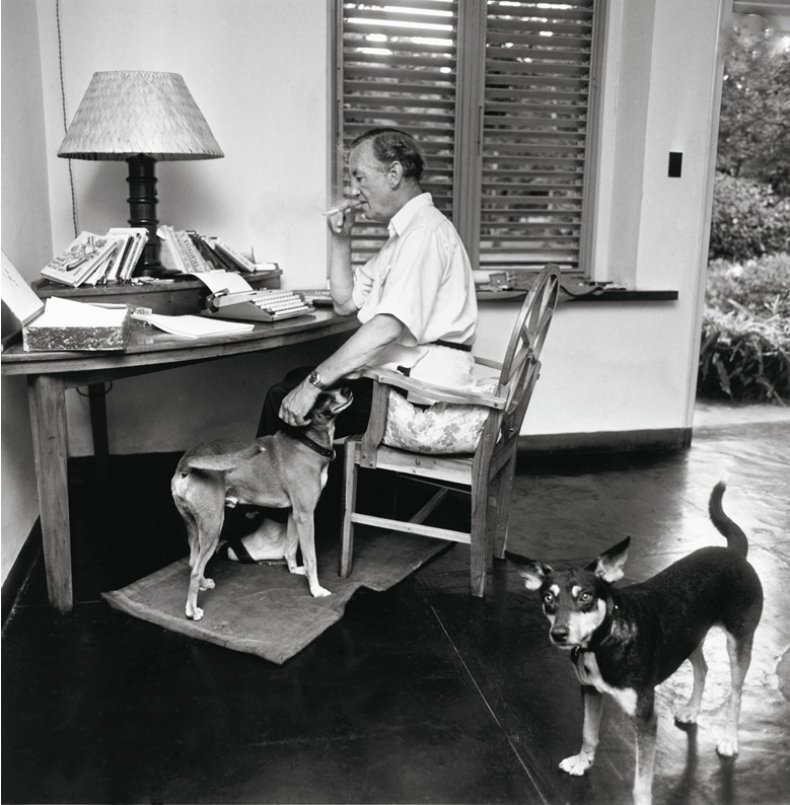 Ο Ίαν Φλέμινγκ στο γραφείο του με τη γραφομηχανή