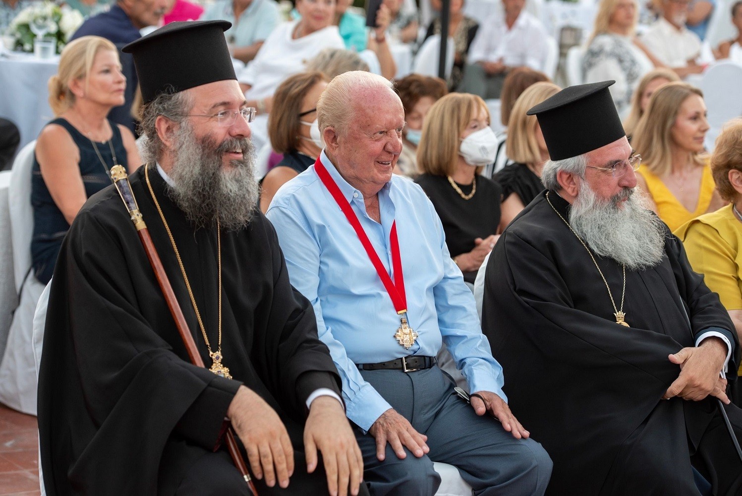 Ο ιδρυτής του Ομίλου Grecotel, κ. Νίκος Δασκαλαντωνάκης ανάμεσα στον Μητροπολίτη Ρεθύμνης και Αυλοποτάμου κ. Πρόδρομο και τον Αρχιεπίσκοπο Κρήτης, κ. Ευγένιο