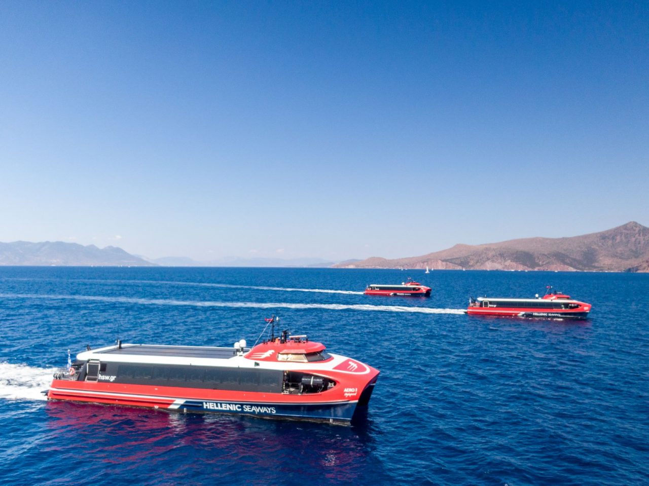 τρία Catamaran Aero Highspeed της Attica Group εν πλω