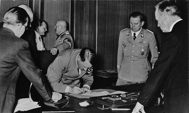 Ο Χίτλερ ενώ βάζει την υπογραφή του χρησιμοποιώντας το σετ