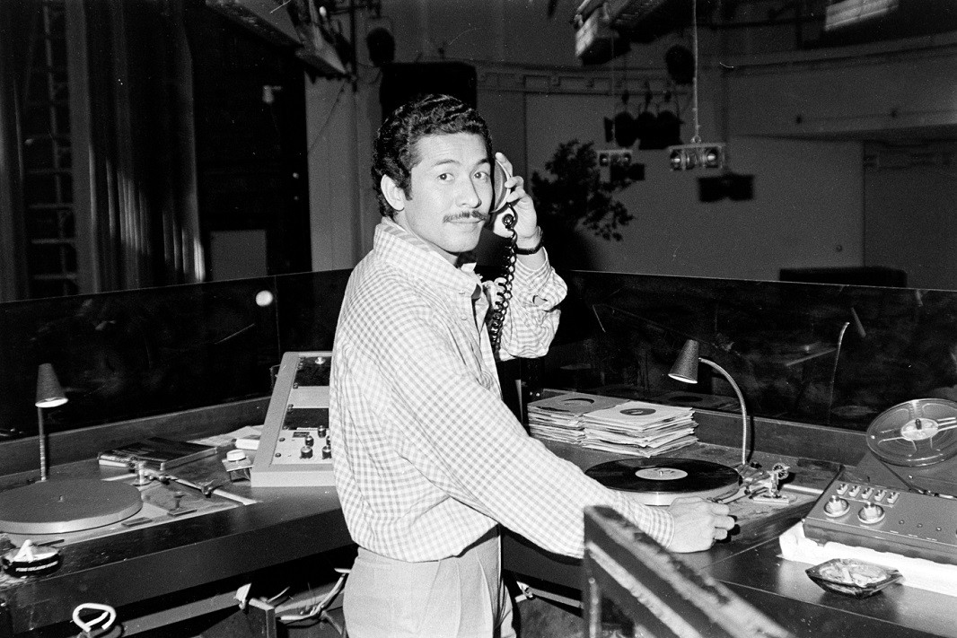 Ο σχεδιαστής κατά τη διάρκεια της προετοιμασίας για την επίδειξη μόδας του και τον εορτασμό του πάρτι της επετείου του Studio 54, το 1978