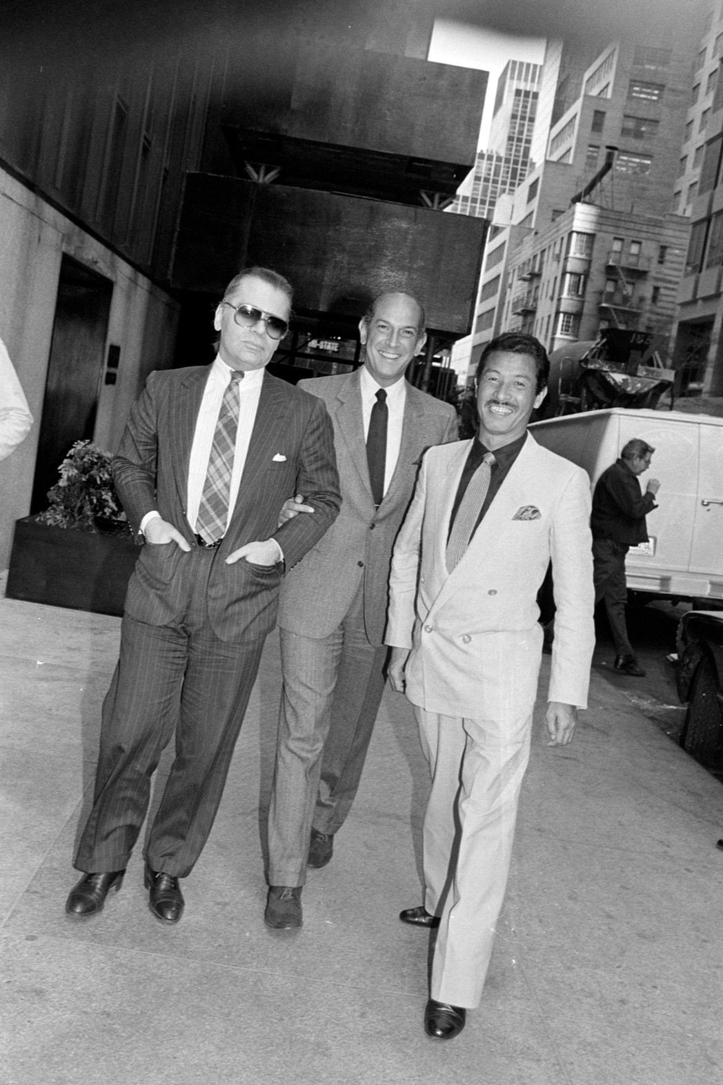 Οι σχεδιαστές Καρλ Λάγκερφελντ, Όσκαρ ντε λα Ρέντα και Ισέι Μιγιάκε έξω από το ξενοδοχείο Four Seasons στη Νέα Υόρκη, το 1984