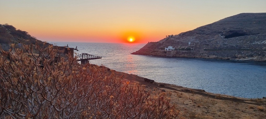 Ηλιοβασίλεμα στο Μεγάλο Λιβάδι με φόντο τη γέφυρα των μεταλλείων.