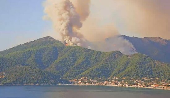 Πύρινη κόλαση στη Θάσο: Εκκενώνεται ο οικισμός Κοίνυρα