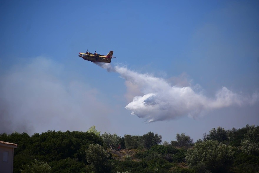 πυροσβεστικό αεροσκάφος επιχειρεί σε πυρκαγιά στην Αργολίδα στις 15 Αυγούστου 2022