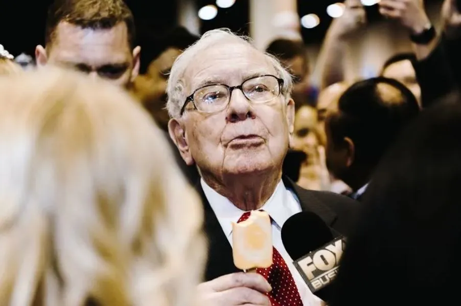Ο Warren Buffett, πρόεδρος και διευθύνων σύμβουλος της Berkshire Hathaway, τρώει παγωτό, λίγο πριν την ετήσια συνέλευση της εταιρείας στην Ομάχα της Νεμπράσκα των Η.Π.Α. το Σάββατο 4 Μαΐου 2019