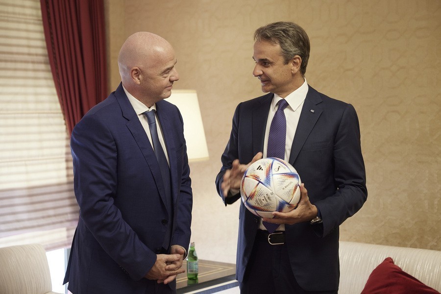 Ο πρωθυπουργός Κυριάκος Μητσοτάκης συναντάται με τον πρόεδρο της FIFA Gianni Infantino κατά την διάρκεια της επίσκεψης του στο Κατάρ