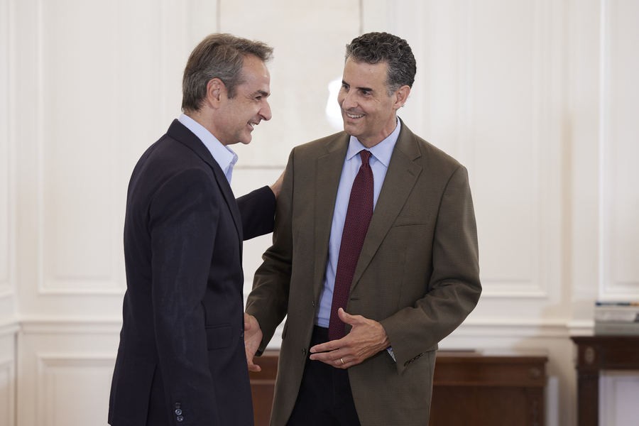 O πρωθυπουργός Κυριάκος Μητσοτάκης υποδέχεται το μέλος της Βουλής των Αντιπροσώπων των ΗΠΑ Τζον Σαρμπάνης κατά την διάρκεια της συνάντησης τους στο Μέγαρο Μαξίμου