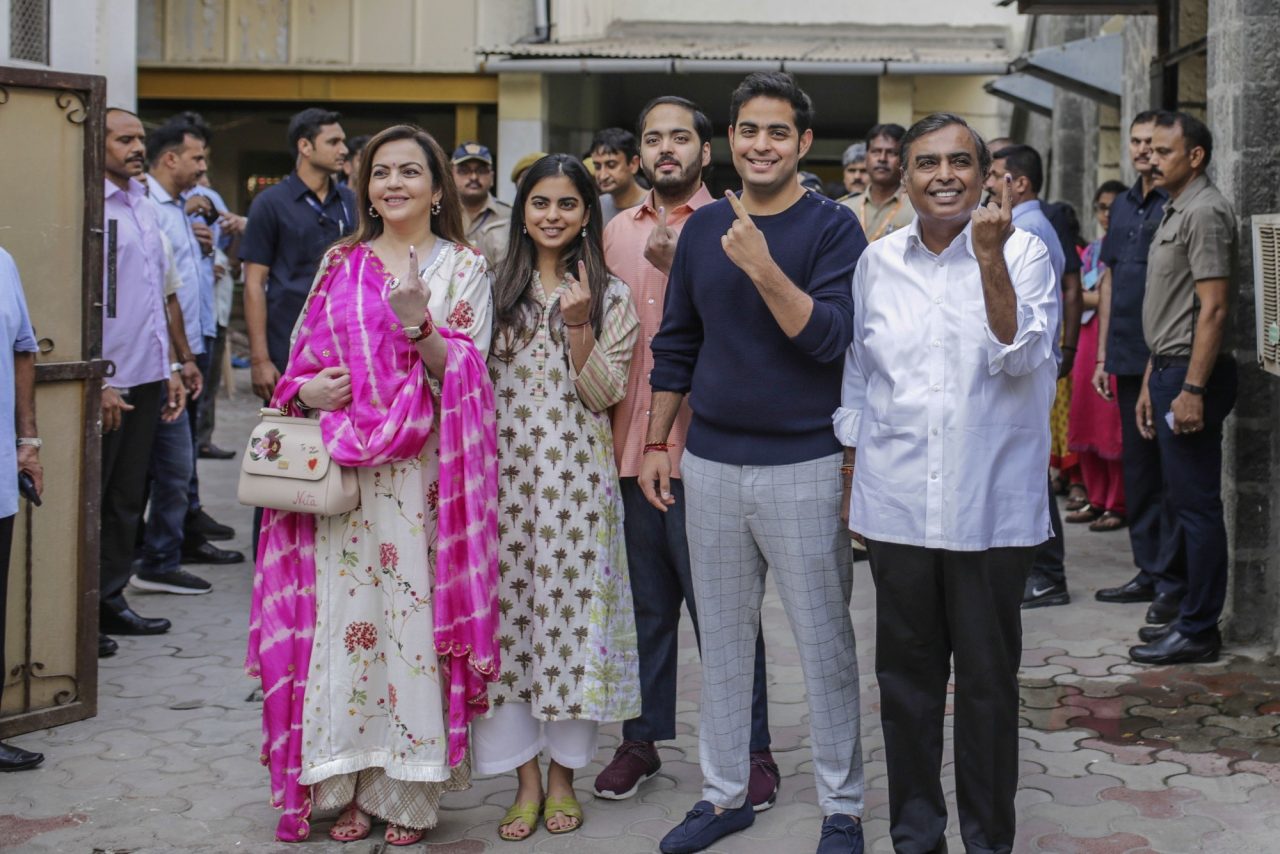 Ο Mukesh Ambani, δεξιά, με τους γιους του Akash Ambani και Anant Ambani, την κόρη του Isha Ambani και τη σύζυγό του Nita Ambani στη Βομβάη της Ινδίας το 2019. Φωτογράφος: Dhiraj Singh/Bloomberg