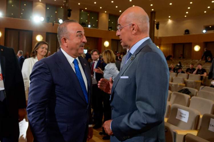 Σύντομο κοινωνικό χαιρετισμό με τον υπουργό Εξωτερικών της Τουρκίας Μεβλούτ Τσαβούσογλου είχε ο υπουργός Εξωτερικών Νίκος Δένδιας