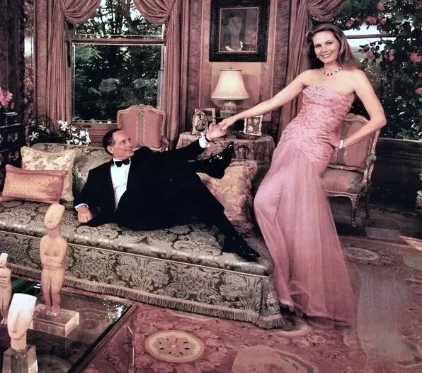 Ο Λέοναρντ Νόρμαν Στερν και η σύζυγός του Άλισον στο σαλόνι του σπιτιού τους με τα κυκλαδικά ειδώλια