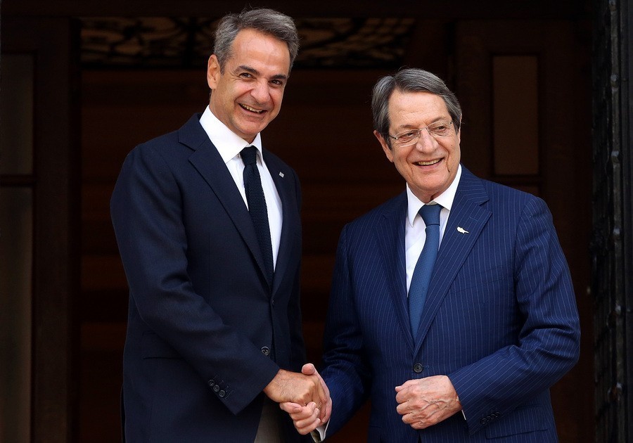 Ο πρωθυπουργός Κυριάκος Μητσοτάκης υποδέχεται τον Πρόεδρο της Κύπρου Νίκο Αναστασιάδη κατά τη συνάντησή τους στο Μέγαρο Μαξίμου