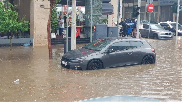 Θεσσαλονίκη: Καταρρακτώδης βροχή μετέτρεψε τους δρόμους σε «ποτάμια»