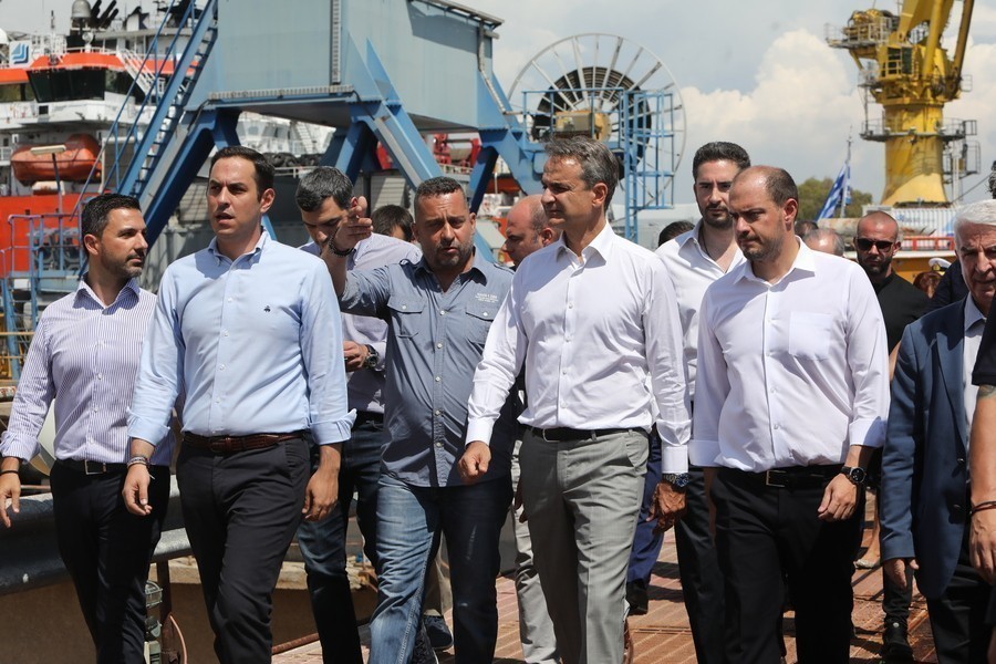 Ο πρωθυπουργός Κυριάκος Μητσοτάκης στα ναυπηγεία Ελευσίνας