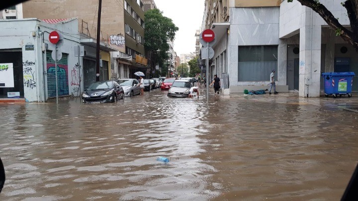 Θεσσαλονίκη: 500 κλήσεις δέχθηκε η Πυροσβεστική κατά τη διάρκεια της καταιγίδας